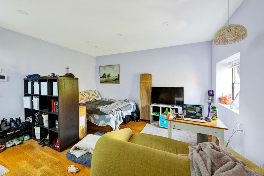 121 8th Avenue
