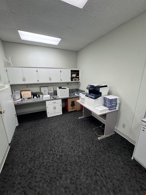 Gladstone Village Center (Retail Suite)
