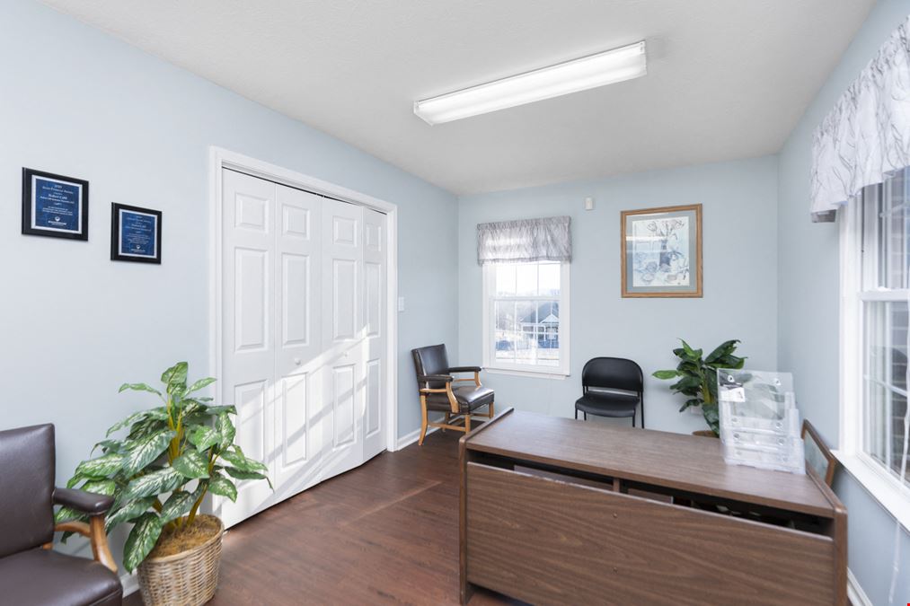 NICE OFFICE SUITE AVAILABLE IN HIGH TRAFFIC LOCATION