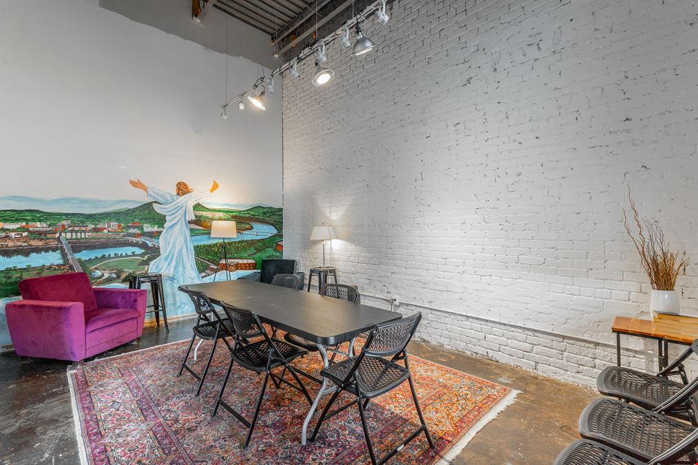 Office/Retail 4,000 SF with Large Open Space 18' Ceilings on Rossville Ave