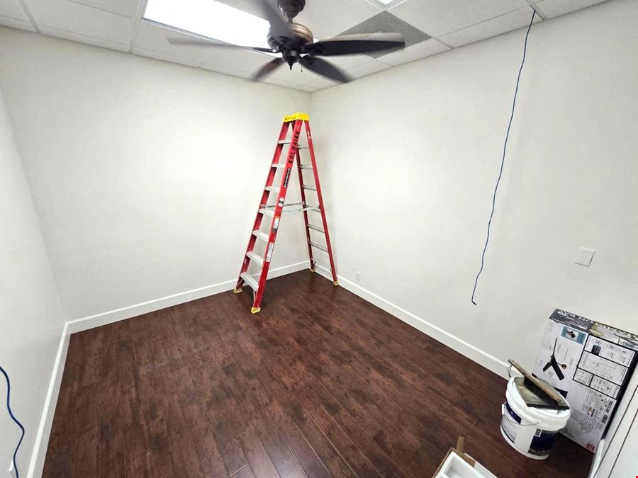 Office / Warehouse 2,021 +/- SQFT