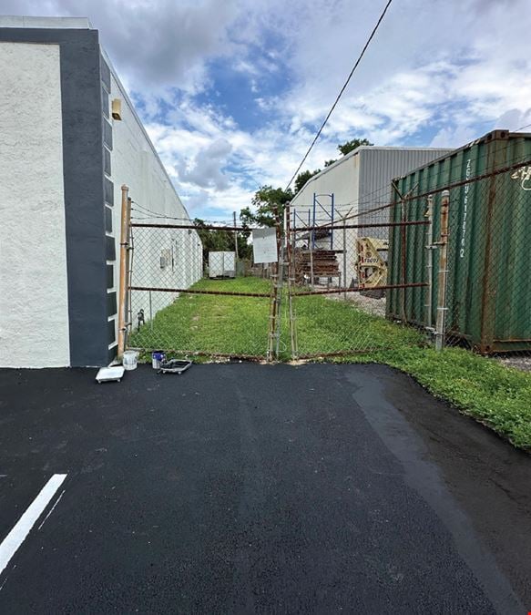 2,535SF Office/Warehouse in downtown Fort Myers