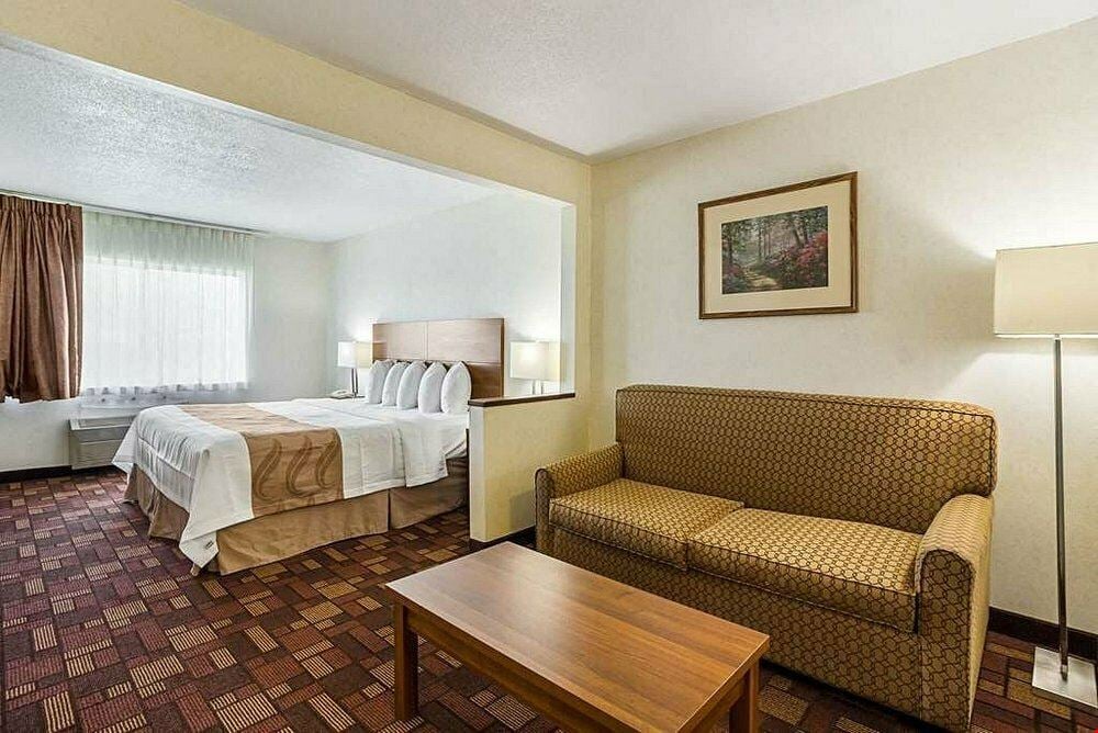 Econolodge by Choice Hotels (Combined with Super 8 by Wyndham in Luverne, MN)