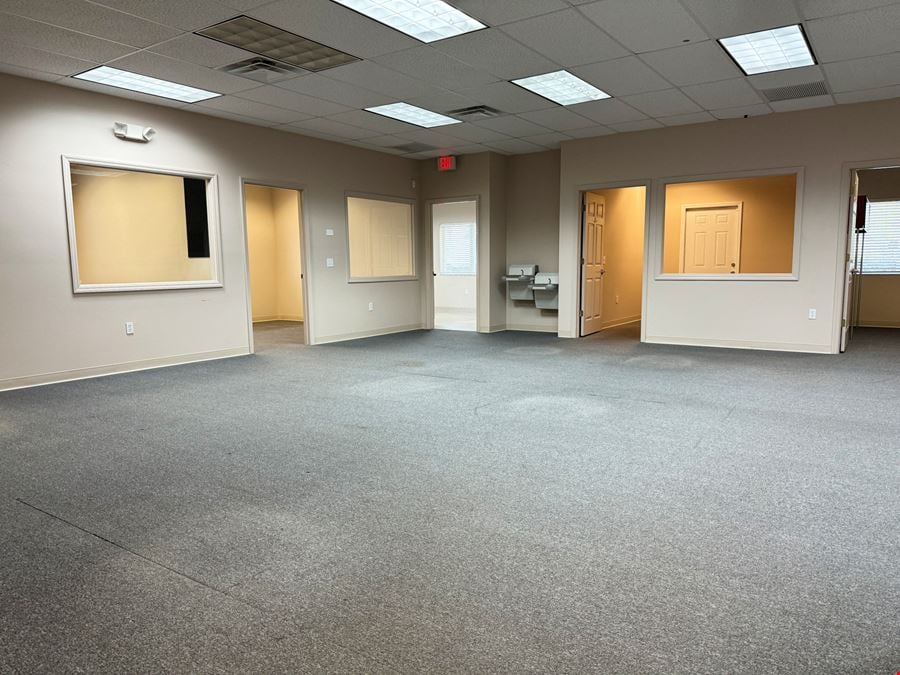 SUPER WELL LOCATED OFFICE SUITE ON UNIVERSITY PKWY.