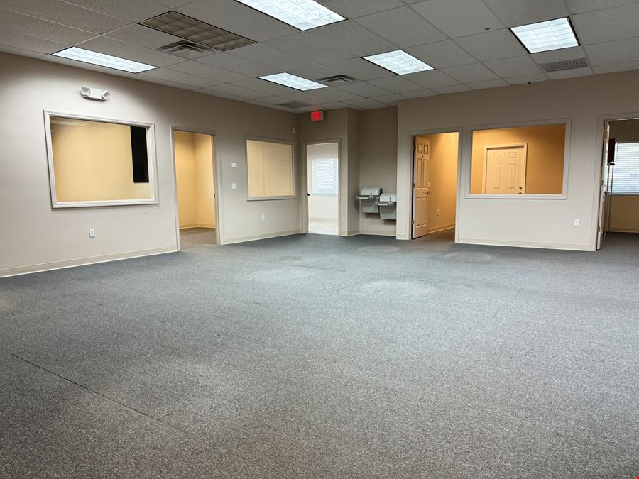 SUPER WELL LOCATED OFFICE SUITE ON UNIVERSITY PKWY.