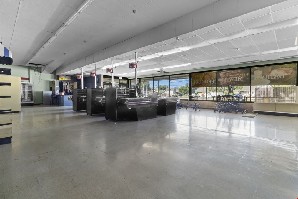 17,060 SF Former Grocery Store