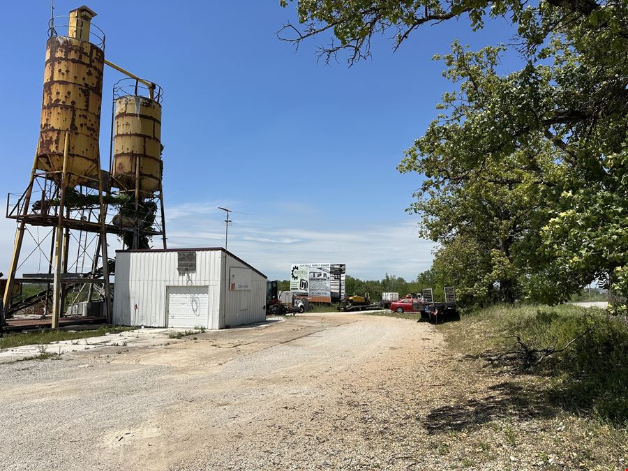 5,040 SF Warehouse & Contractor Yard for Lease with 2.42 Acres on Highway 65