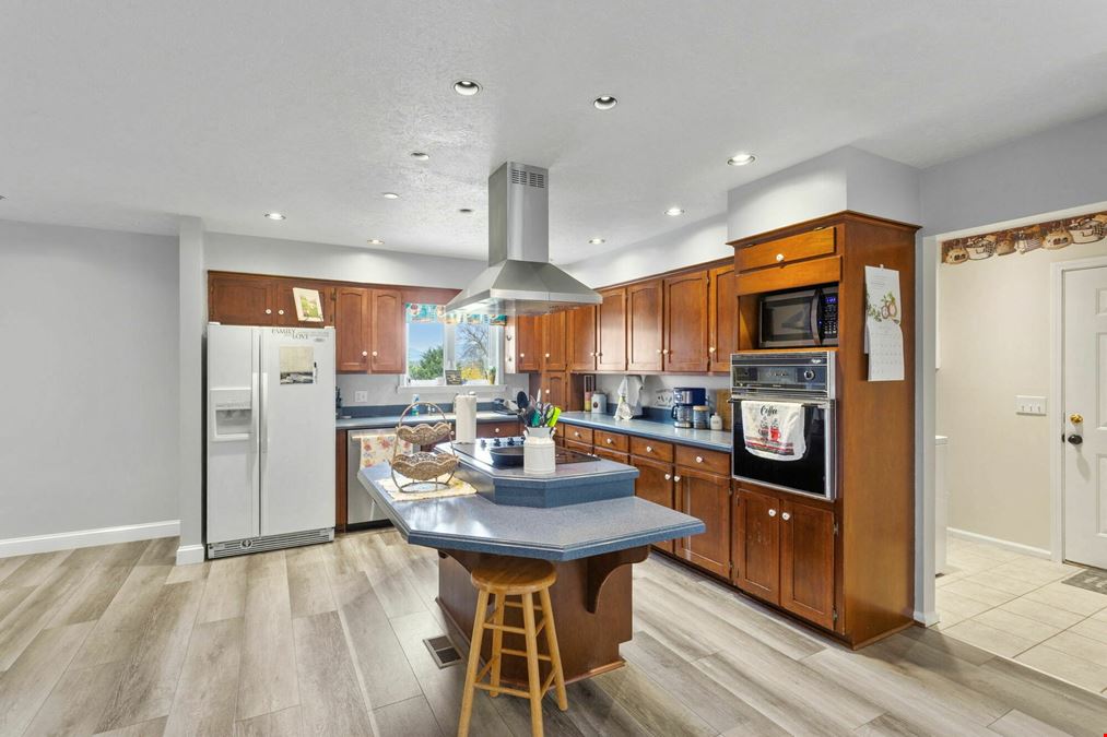 COUNTRY LIVING MEETS BUSINESS OPPORRUNITY ON 5+ ACRES