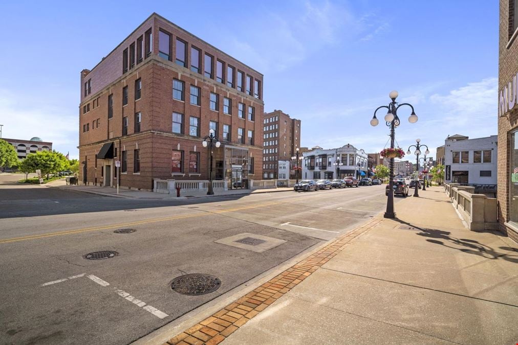 31 W Downer Pl, Aurora, IL 60506
