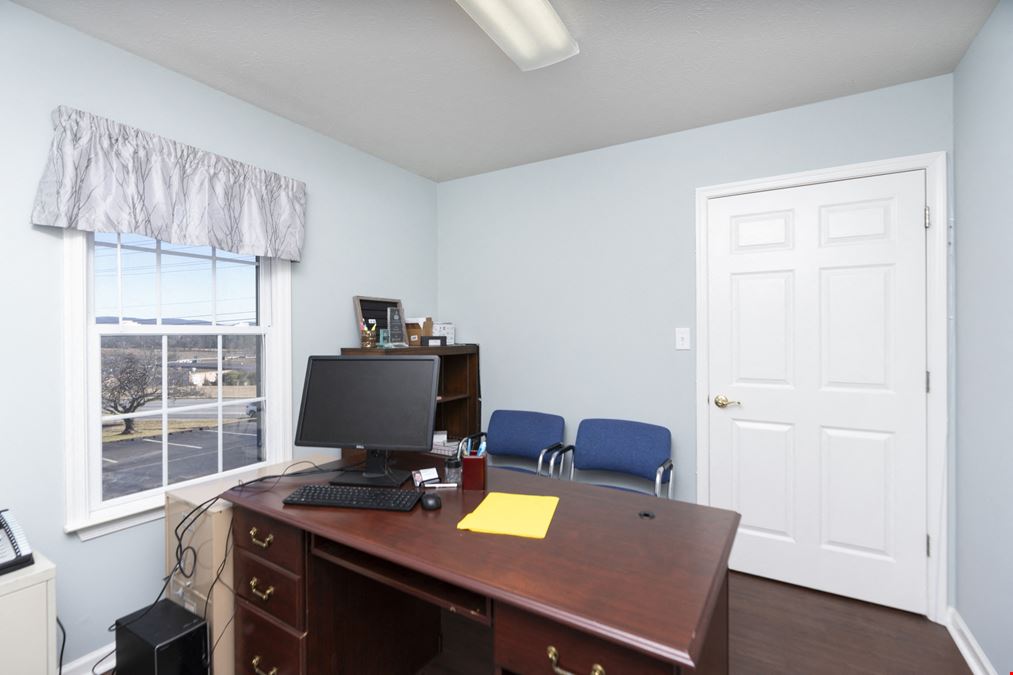 NICE OFFICE SUITE AVAILABLE IN HIGH TRAFFIC LOCATION
