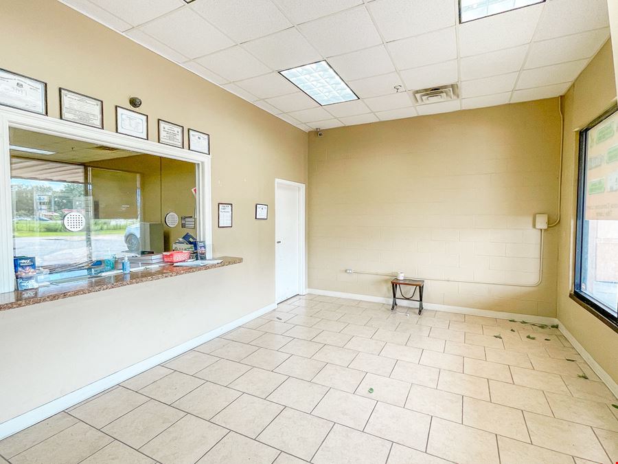 3 Retail Suites Available in Airline Hwy Strip Center