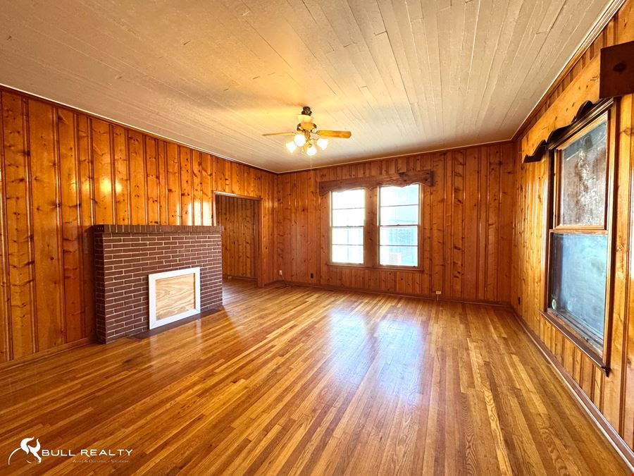 ±2,400 SF Freestanding Commercial Building
