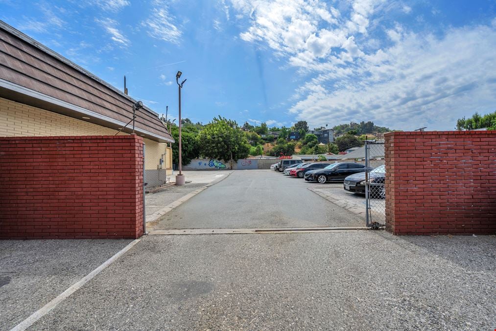 Office/Retail Freestanding Building with lots of parking