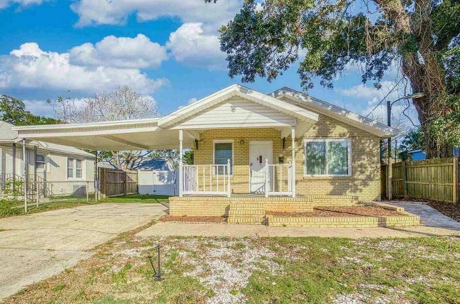 Distinctive Commercial Building in Historic Pensacola Corridor