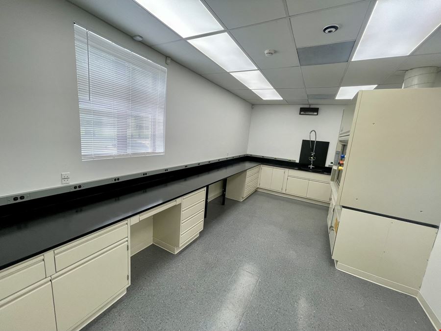 ±2,800 SF Turnkey Laboratory