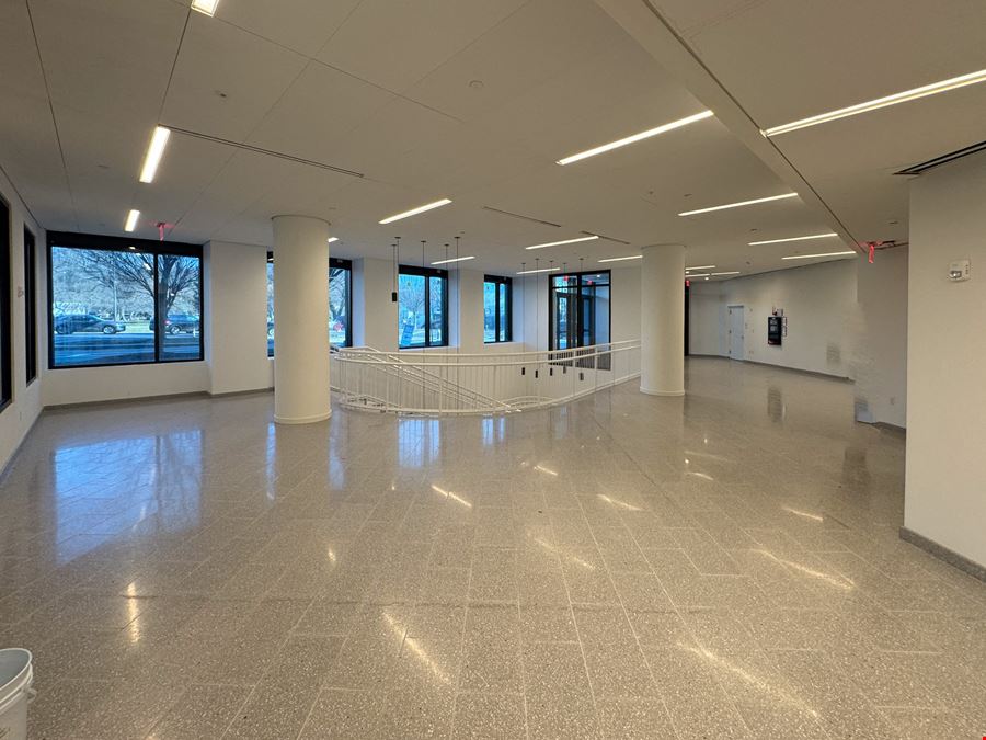 15,370 SF | 1 Park Point | Double Height Retail/Education Space