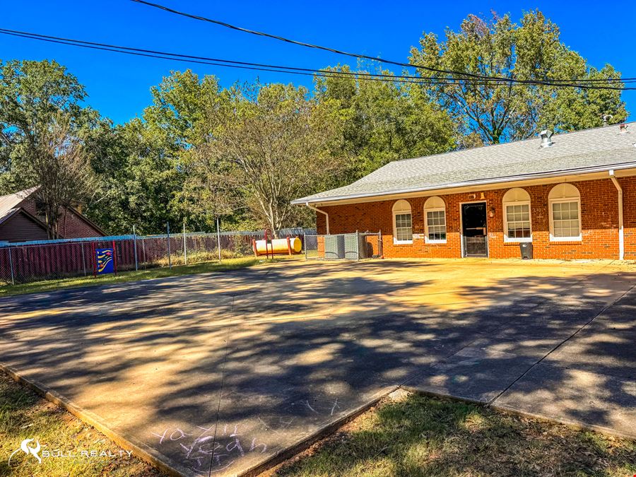 Operating Daycare with FF&E | ±8,270 SF