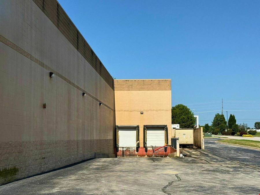 LARGE RETAIL BUILDING FOR SALE OR LEASE IN SOUTHWEST SPRINGFIELD