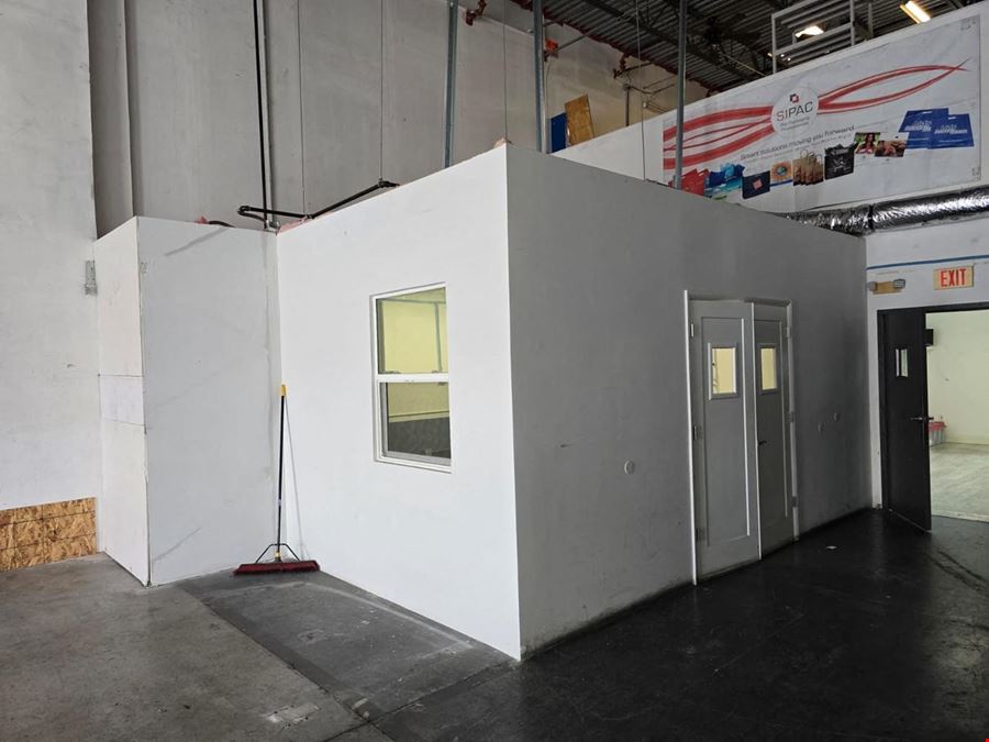 Immediate Occupancy For Lease 2,500SQFT Off/W