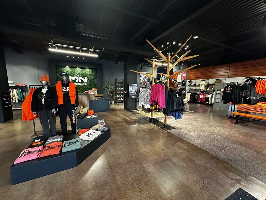 Retail/Showroom/Warehouse Building For Sale