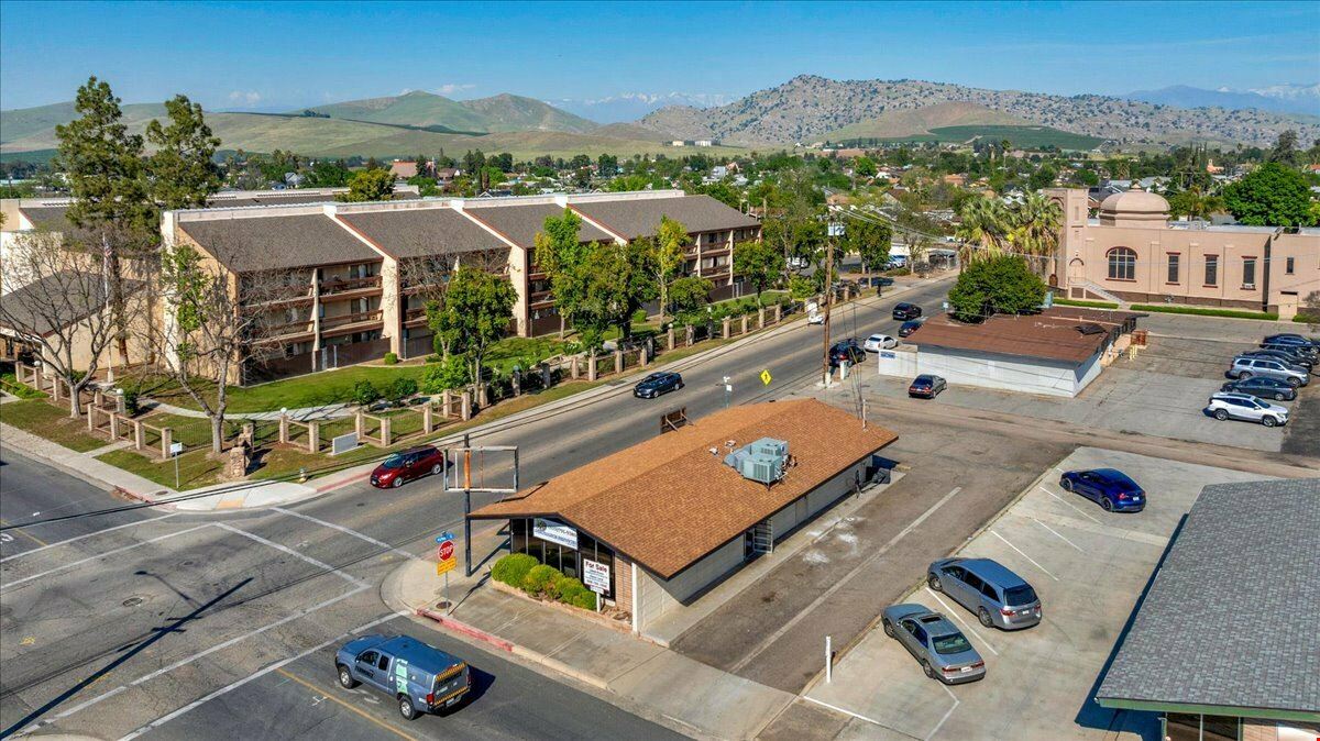 Owner User/Investment Retail Building in Porterville, CA