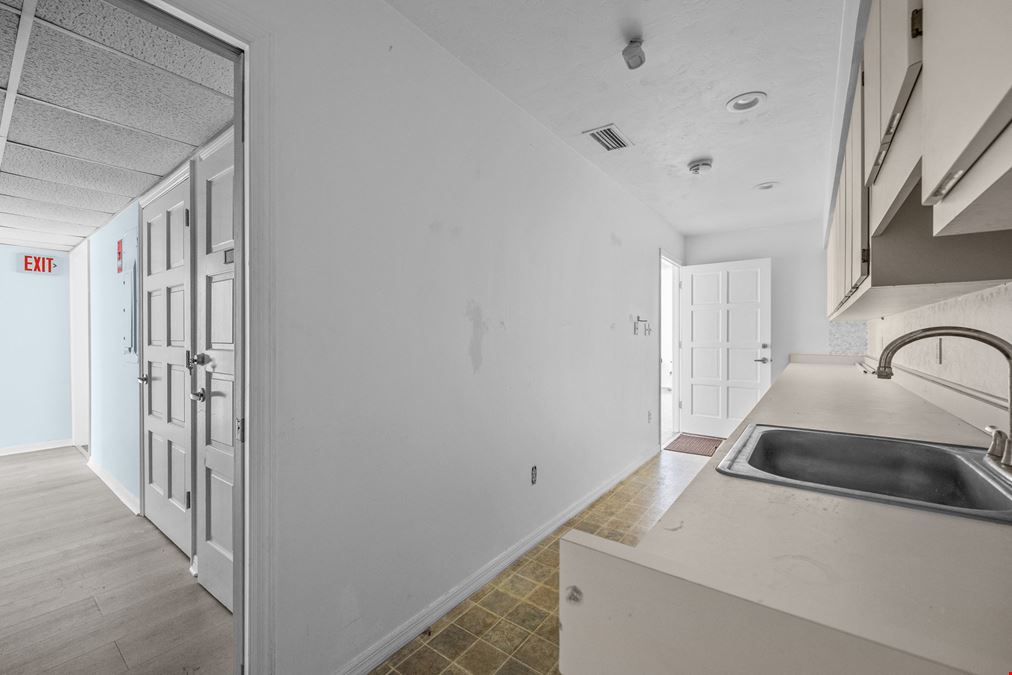 Courtyards Office Suites - 4131 NW 28th Lane