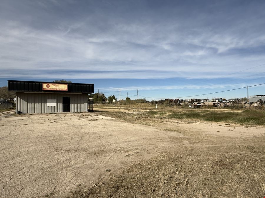 Former Vet Clinic in Highly Visible Location