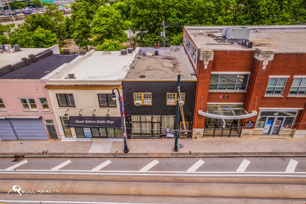 Lounge/Retail Building | ± 2,800 SF