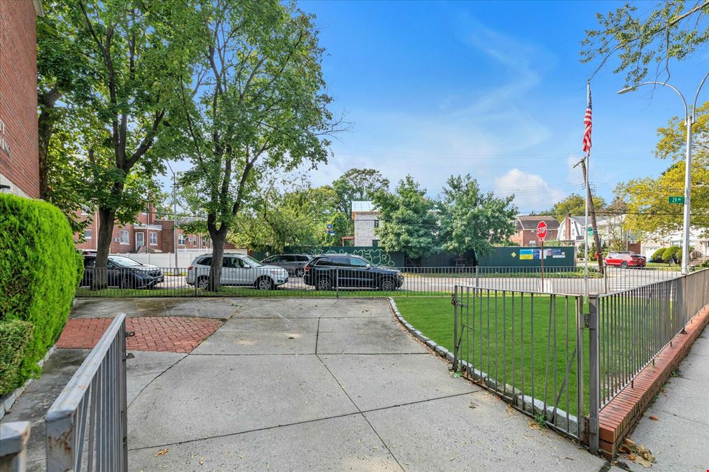 28-15 Bayside Lane