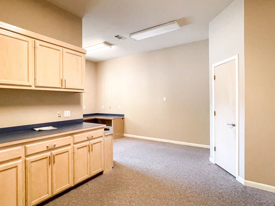 ±2,400 Commercial Space in Cul-De-Sac off Bluebonnet Boulevard