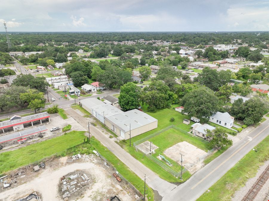 Flexible Showroom / Warehouse Property ±9 Min from Hwy 90