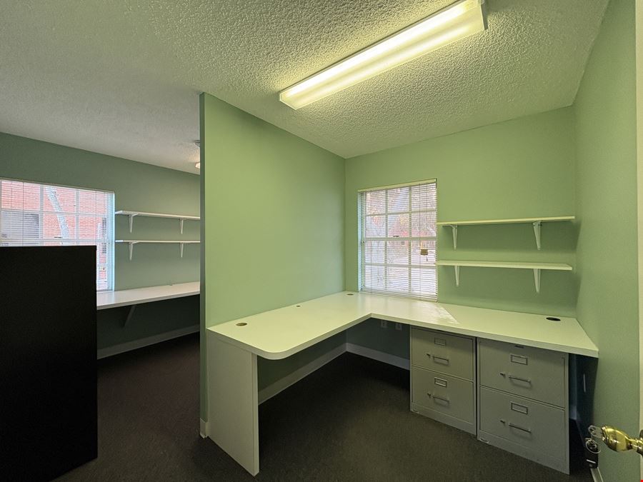 AWESOME SHORT TERM OFFICE SPACE IN DOWNTOWN SARASOTA!!