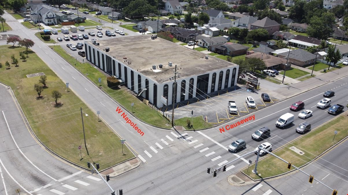 2121 North Causeway Boulevard