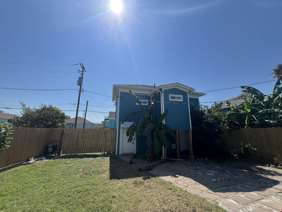 1623 Avenue N 1/2, Galveston 4-Plex Income Property Blocks from the Beach