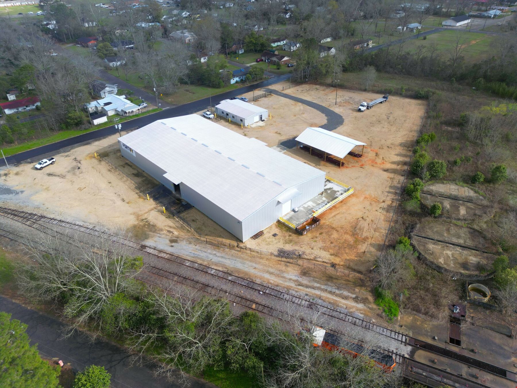 Rail Served Warehouse & Office | 22,400 SF