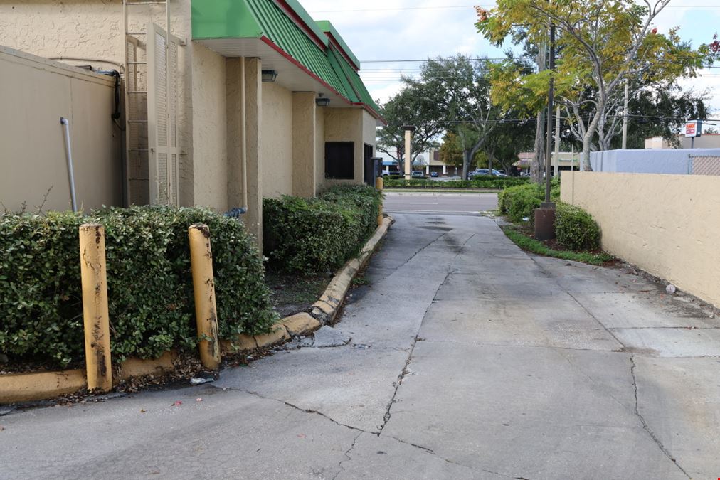 Aloma Ave Fast-Food Restaurant