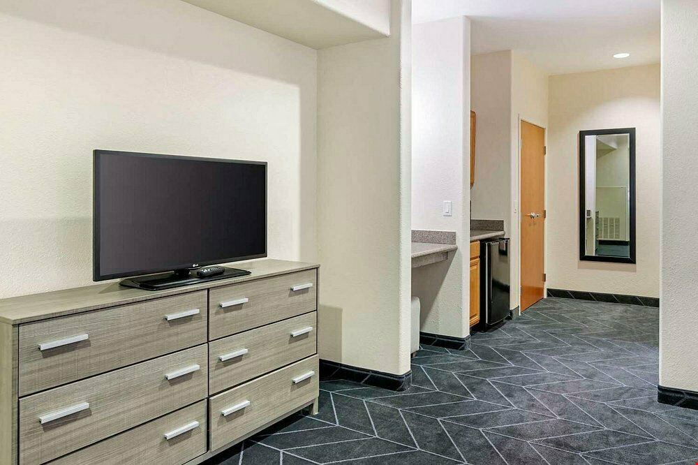 Lubbock West Inn & Suites