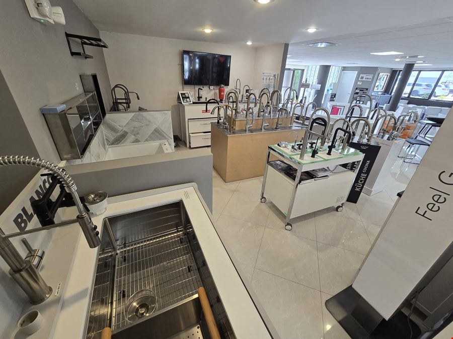 Freestanding Retail / Showroom Bldg