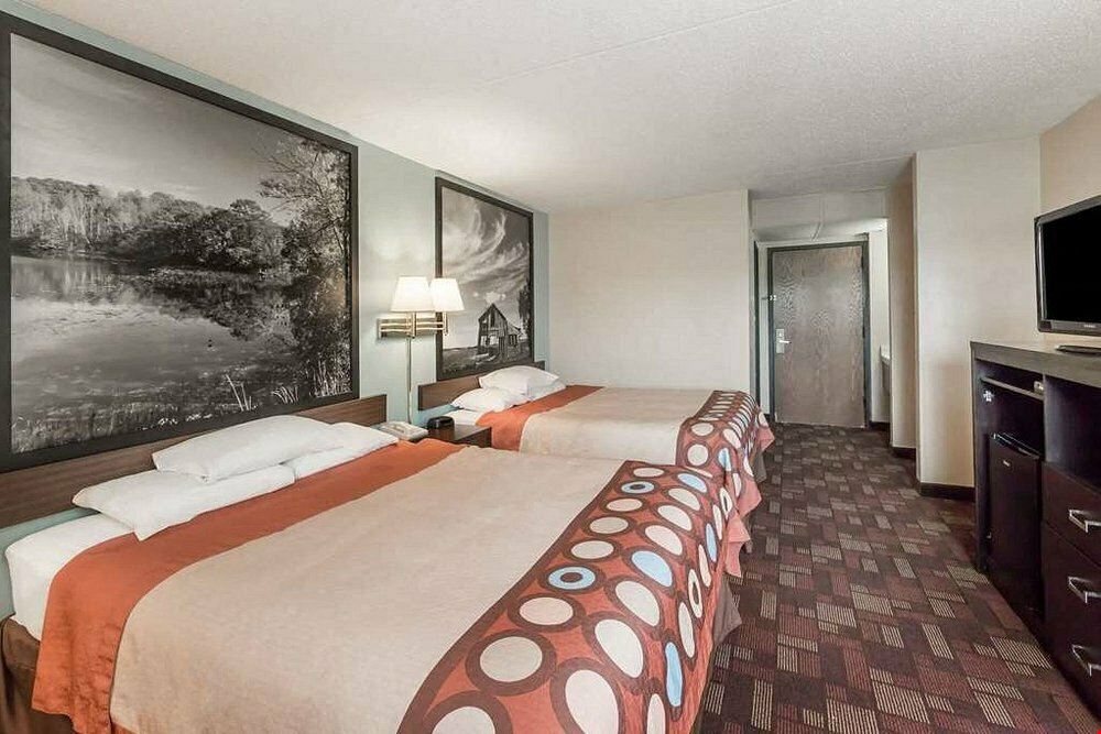Super 8 by Wyndham (Combined with Econolodge by Choice Hotels in Luverne, MN)