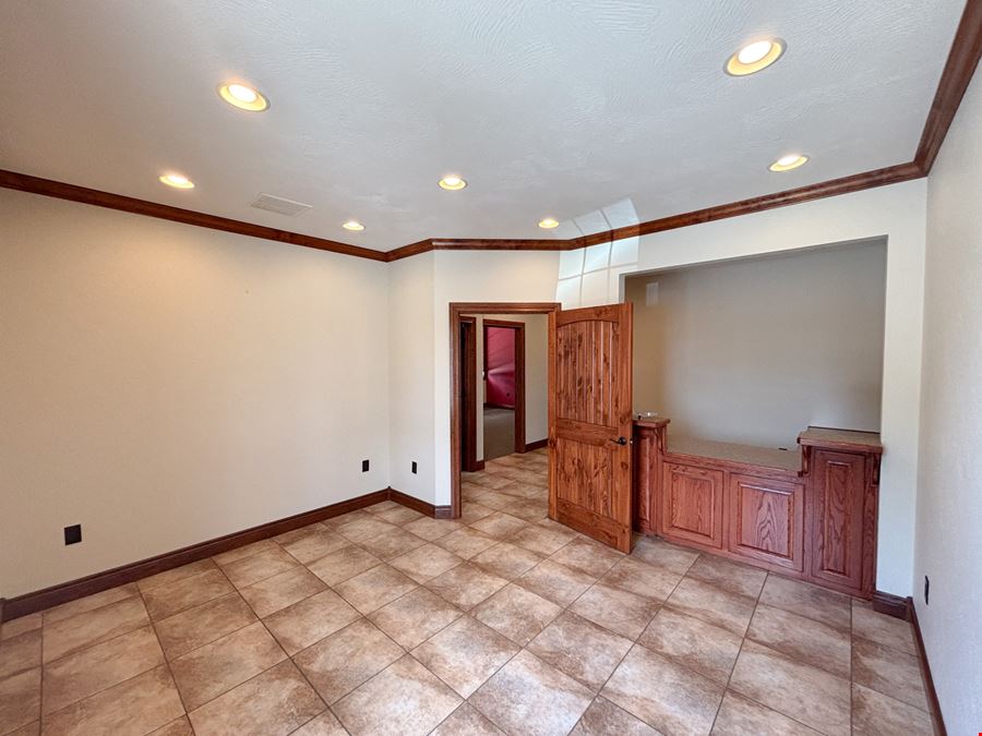 FOR LEASE: 1,301 SF EXECUTIVE OFFICE CONDO