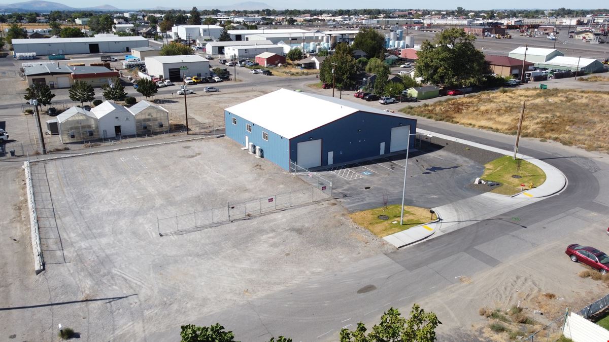 Pasco Shop with Fenced Yard