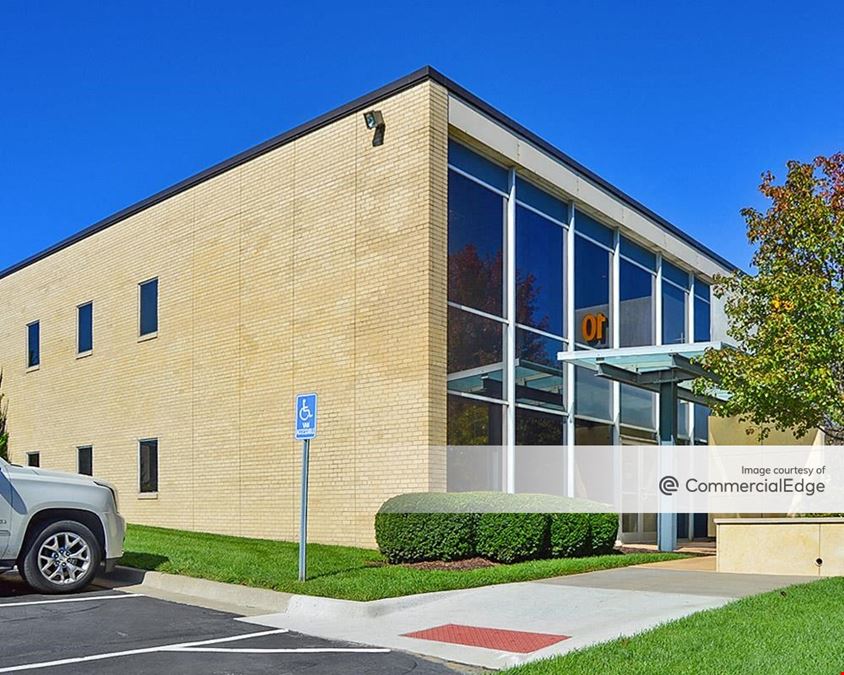 Cloverleaf Building 4