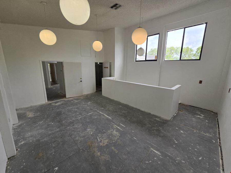 Unique 2nd floor 1400 +/- SQFT office space
