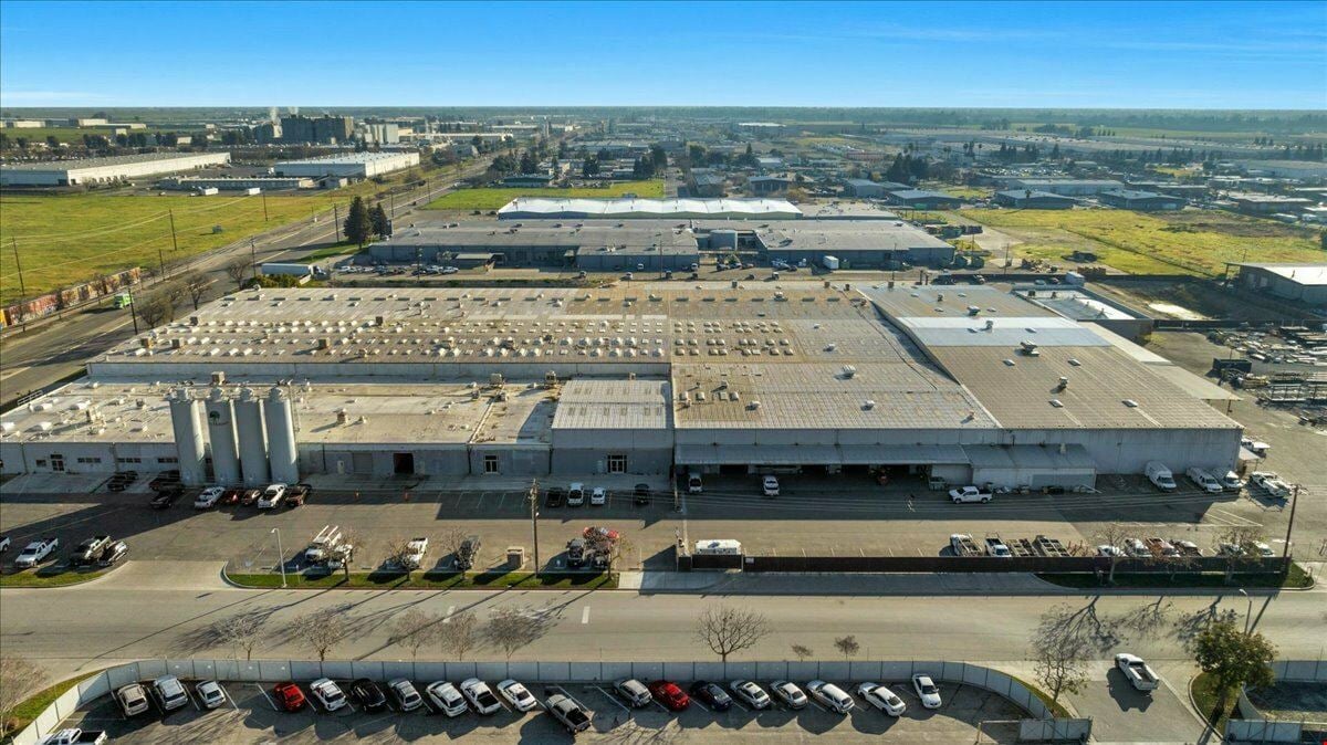 ±67,000 SF Of Clean Industrial Space off Goshen Ave In Visalia, CA