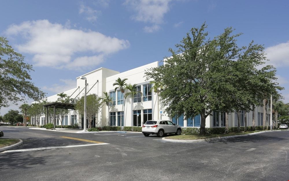 Office property in Pembroke Pines, FL
