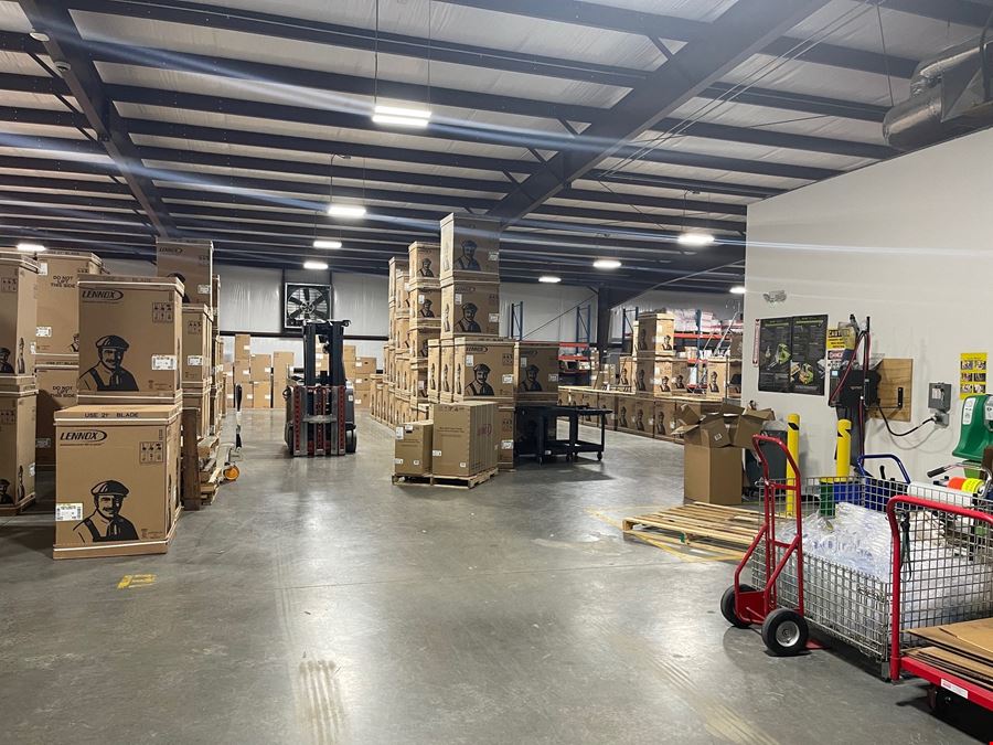 ±8,280 SF Warehouse Building with Showroom | Lease