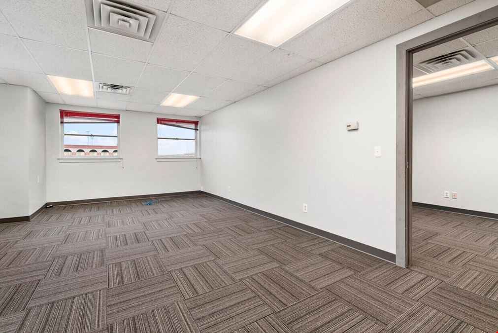 31 W Downer Pl, Aurora, IL 60506
