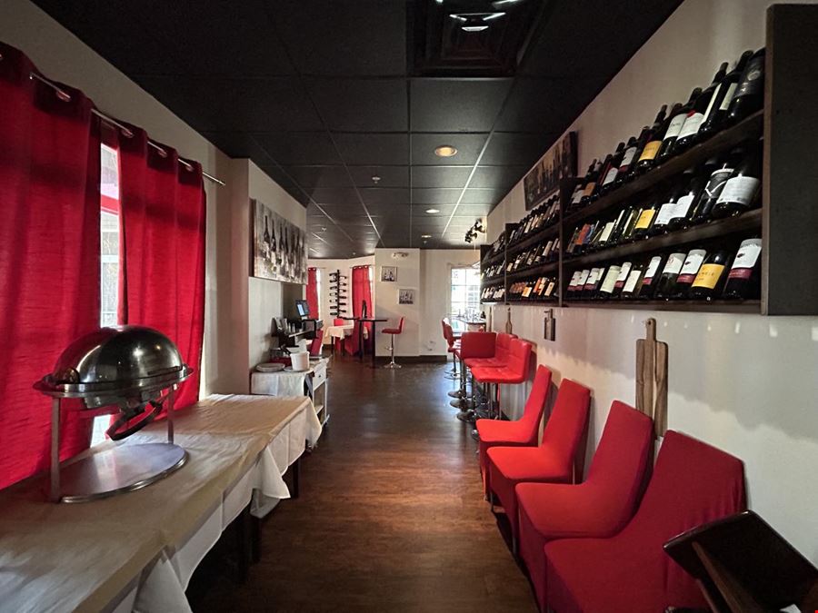GREAT RESTAURANT LOCATION / FULLY EQUIPPED!