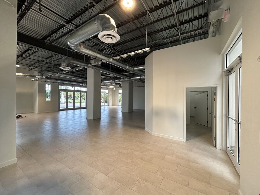 GORGEOUS NEWLY BUILT OUT RETAIL SUITE IN BAY STREET TOWNCENTER!