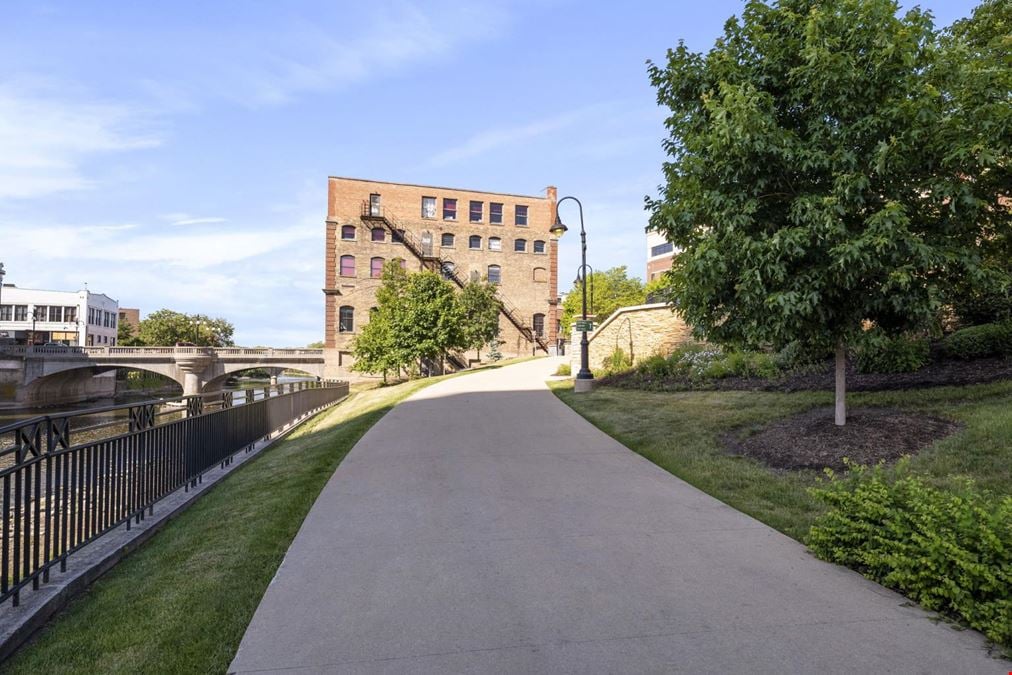31 W Downer Pl, Aurora, IL 60506